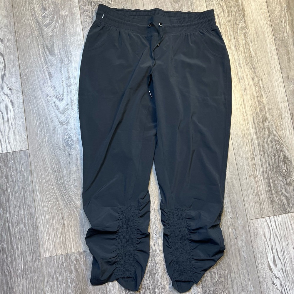 ATHLETA black Workout Pants size 8 cinched legs